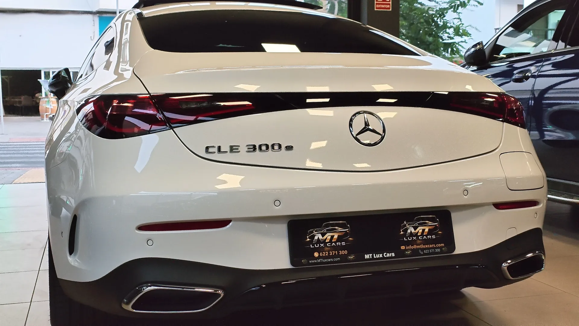Mercedes-Benz CLE 300e Coupé AMG Line en Opalite White en el showroom de MT Lux Cars